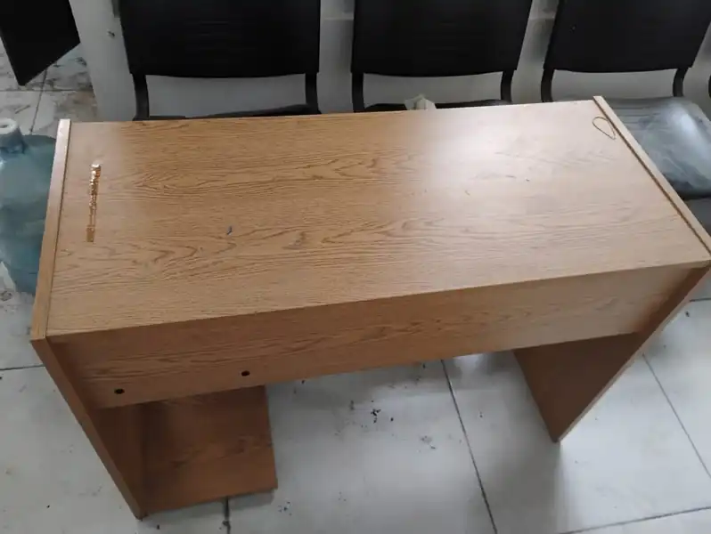 Foto de Escritorio con bandeja PC