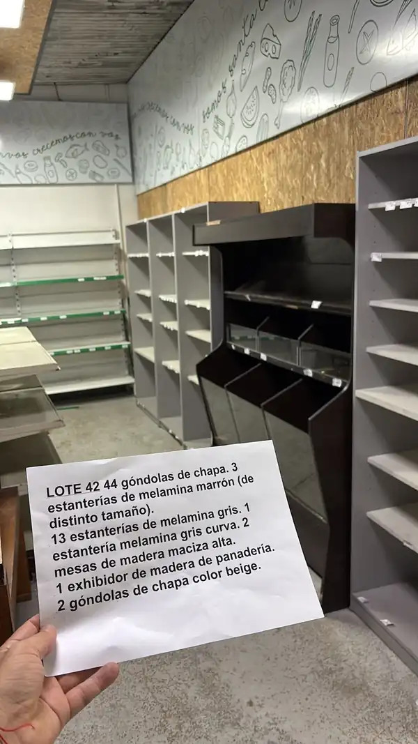 Foto de LOTE 42 COMPUESTO DE 44 GONDOLAS DE CHAPA EXHIBIDO
