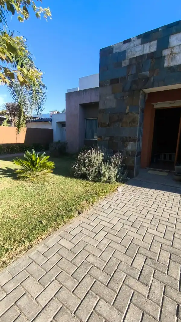 Portada de CASA EN BELL VILLE - 525 m2