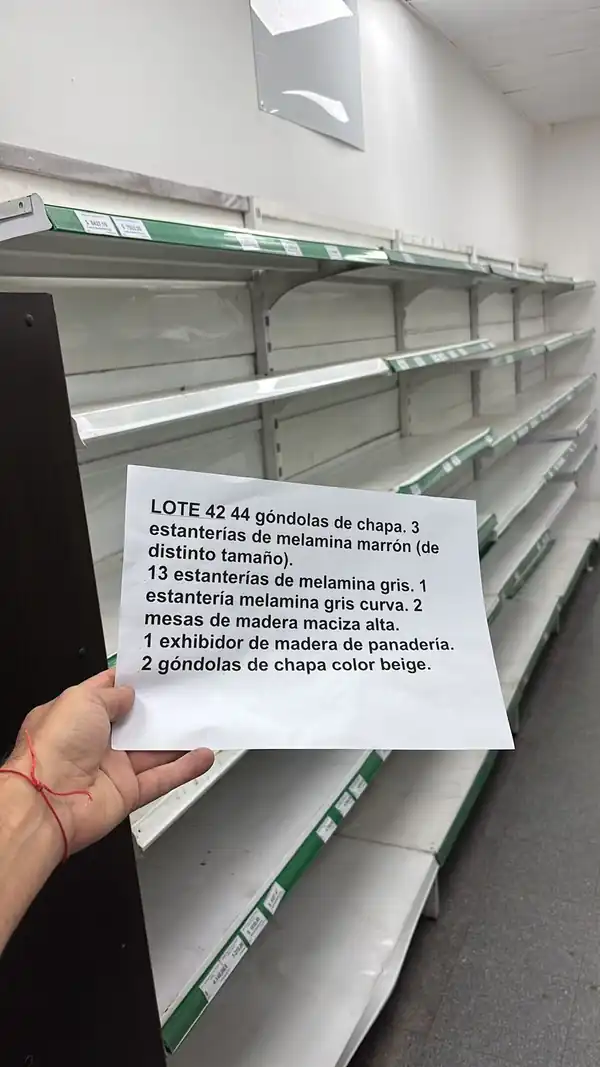 Foto de LOTE 42 COMPUESTO DE 44 GONDOLAS DE CHAPA EXHIBIDO