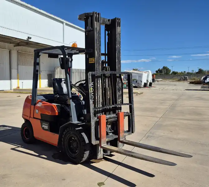 Foto de AUTO ELEVADOR TOYOTA DIESEL 2022