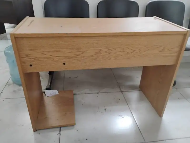 Foto de Escritorio con bandeja PC