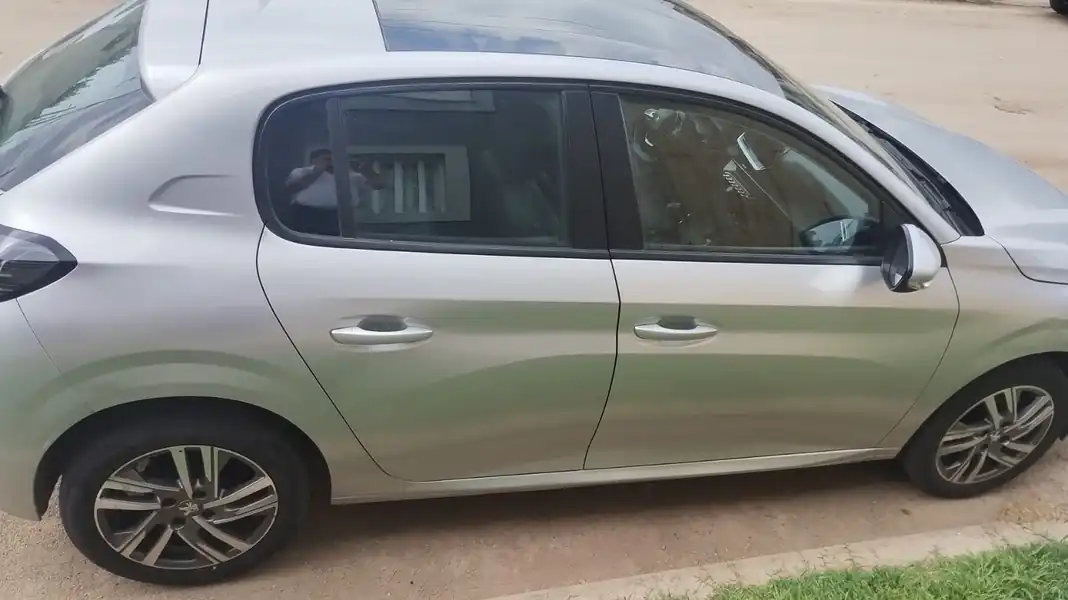 Foto de PEUGEOT 208 ALLURE 1.6L Año 2022