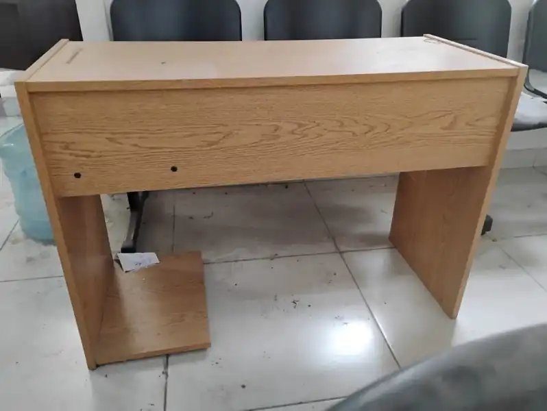 Foto de Escritorio con bandeja PC