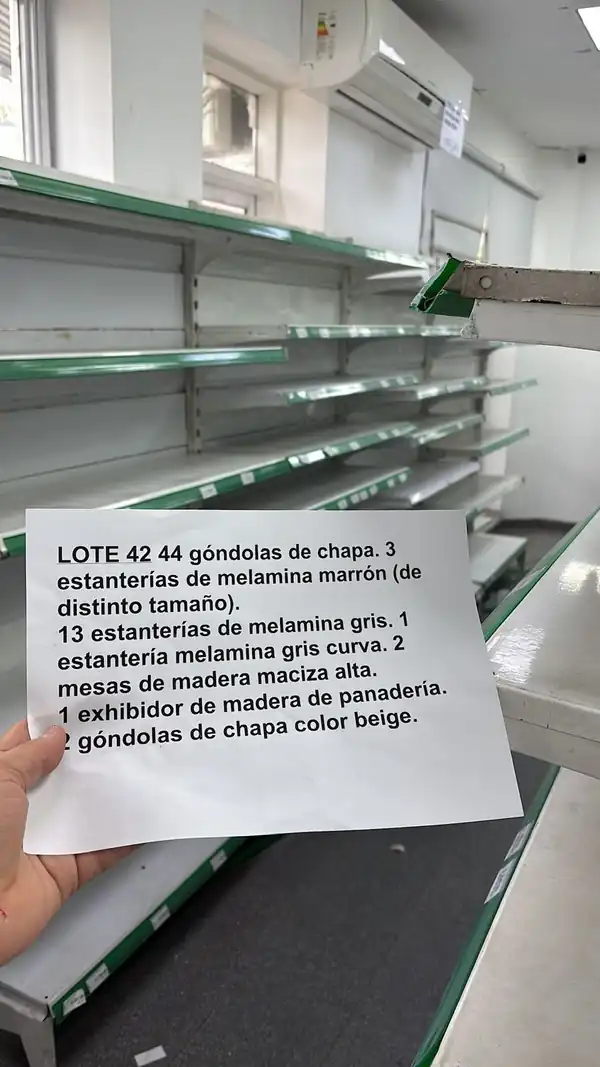 Foto de LOTE 42 COMPUESTO DE 44 GONDOLAS DE CHAPA EXHIBIDO