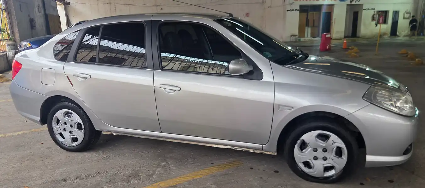 Foto de RENAULT SYMBOL 1.6 16V 2012