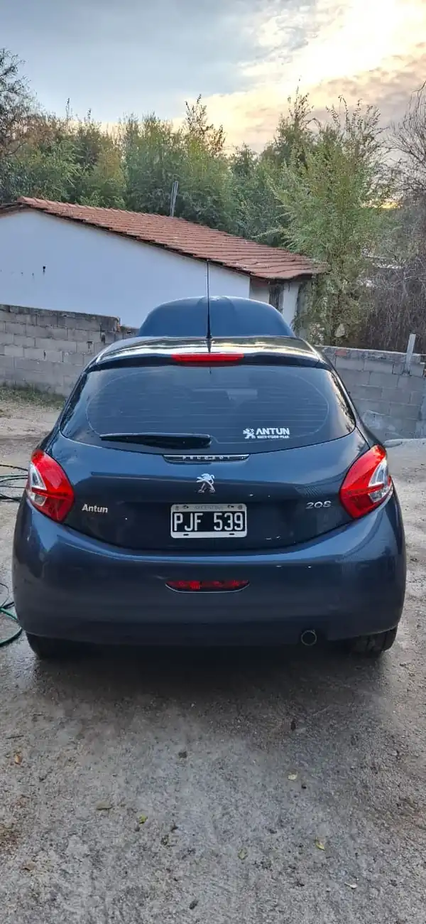 Foto de UNICO 208 ACTIVE AÑO 2015 CON SOLO 9.638 KM