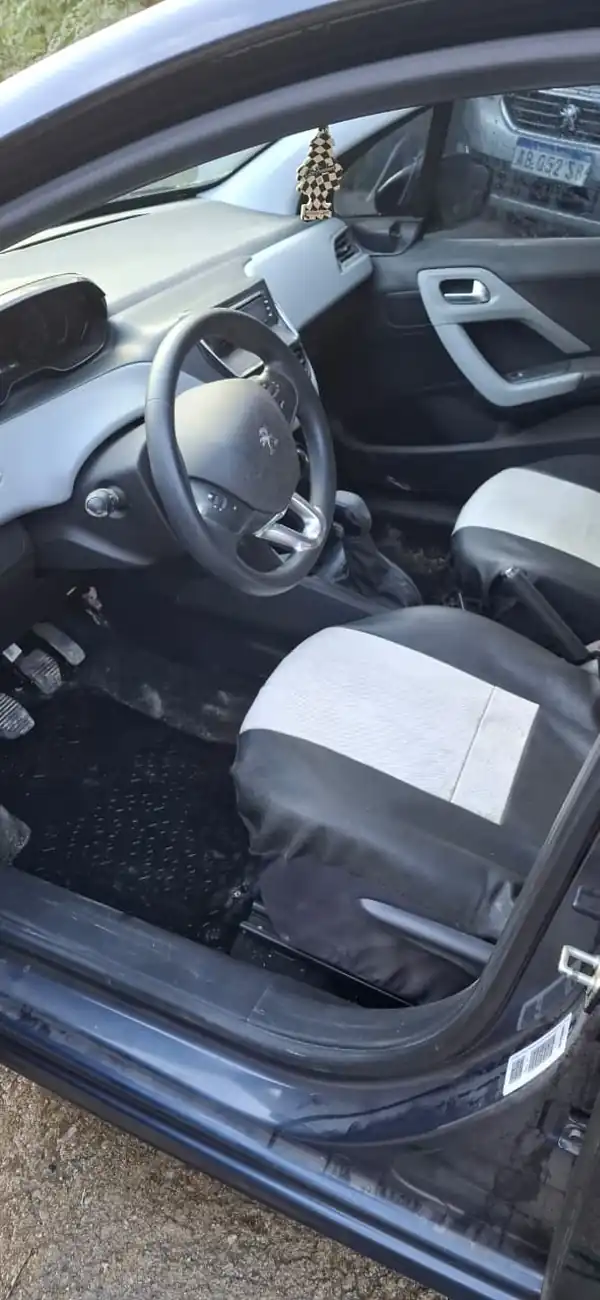 Foto de UNICO 208 ACTIVE AÑO 2015 CON SOLO 9.638 KM