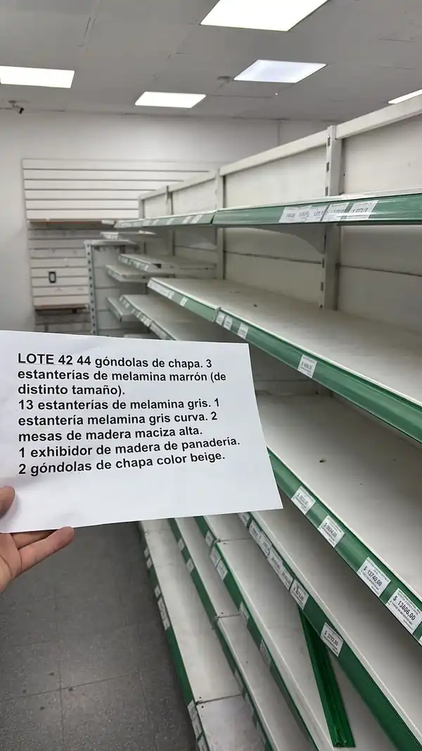 Foto de LOTE 42 COMPUESTO DE 44 GONDOLAS DE CHAPA EXHIBIDO